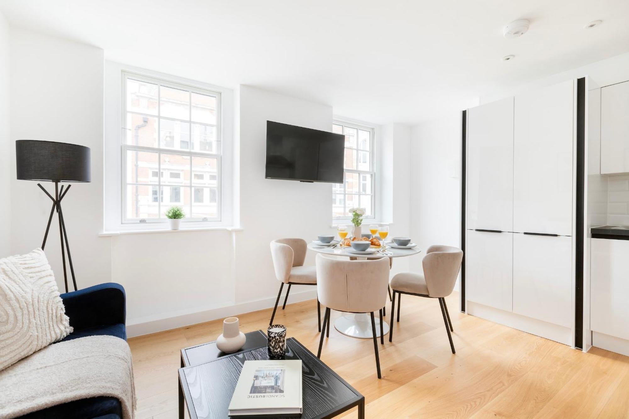 Fitzrovia With Balcony - Cityapartmentstay 런던 외부 사진