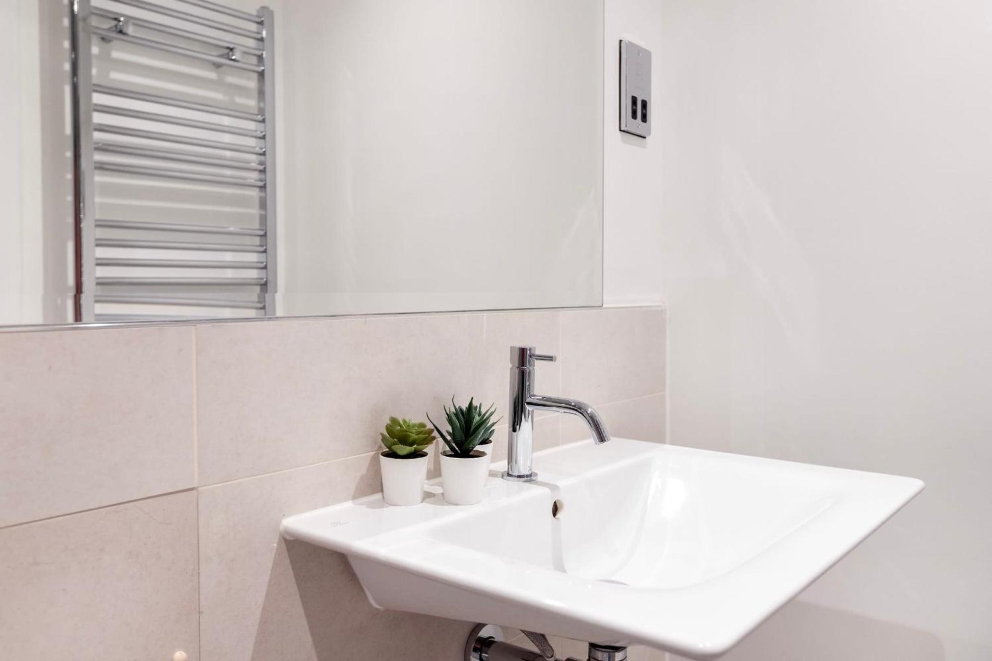 Fitzrovia With Balcony - Cityapartmentstay 런던 외부 사진