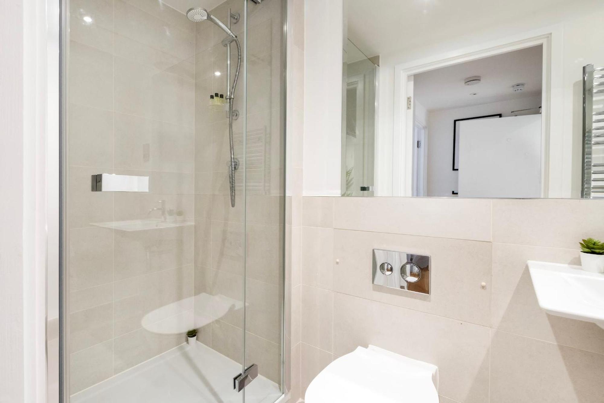 Fitzrovia With Balcony - Cityapartmentstay 런던 외부 사진
