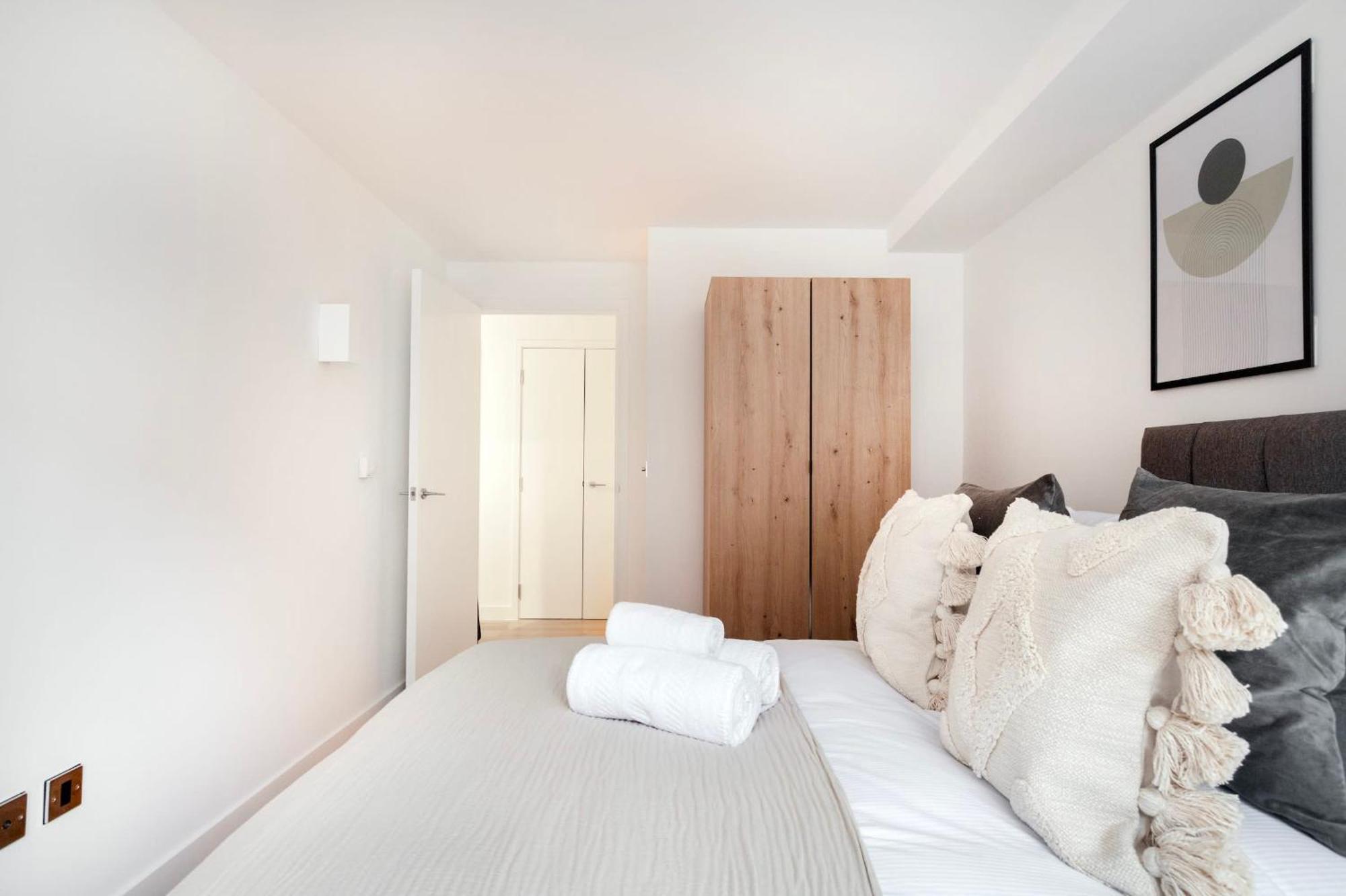 Fitzrovia With Balcony - Cityapartmentstay 런던 외부 사진