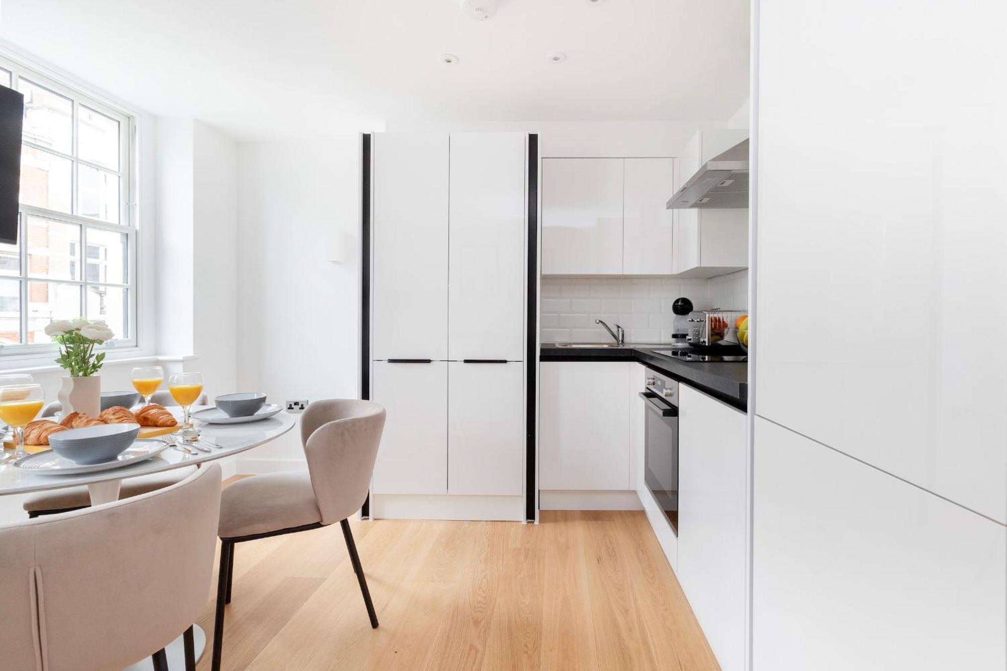 Fitzrovia With Balcony - Cityapartmentstay 런던 외부 사진