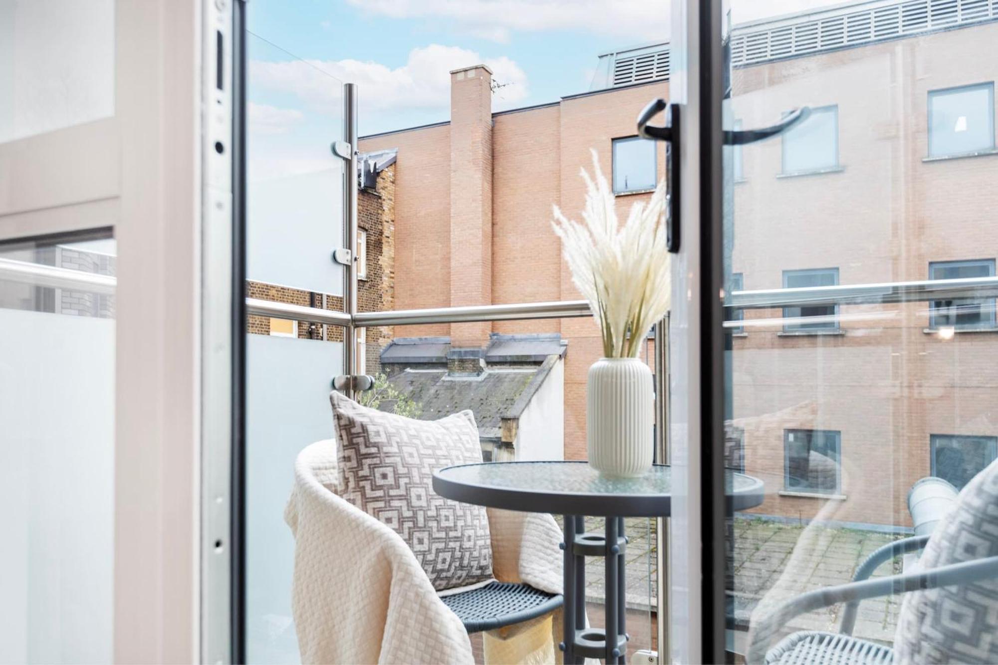 Fitzrovia With Balcony - Cityapartmentstay 런던 외부 사진