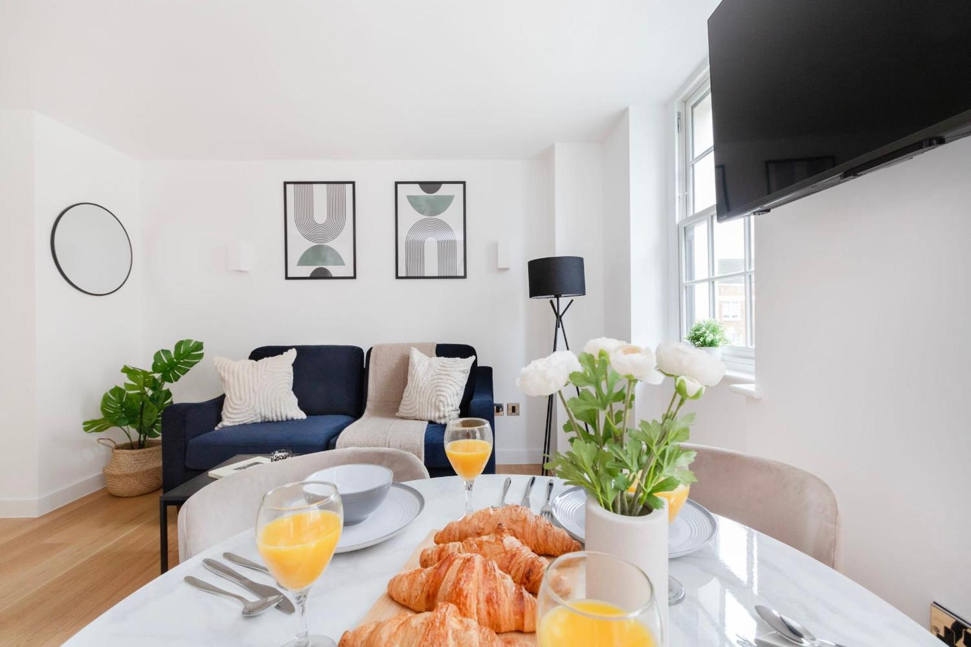 Fitzrovia With Balcony - Cityapartmentstay 런던 외부 사진
