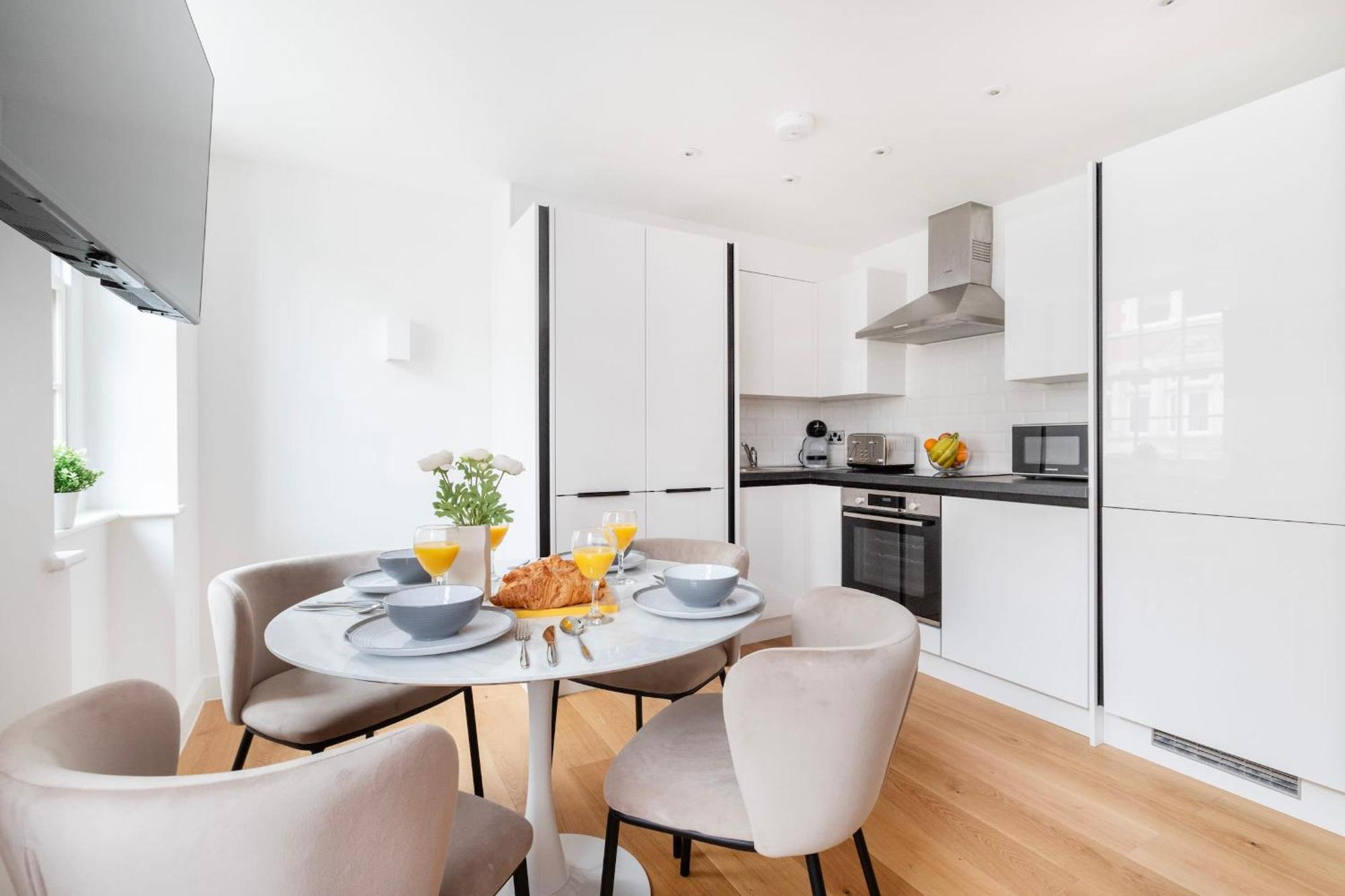 Fitzrovia With Balcony - Cityapartmentstay 런던 외부 사진